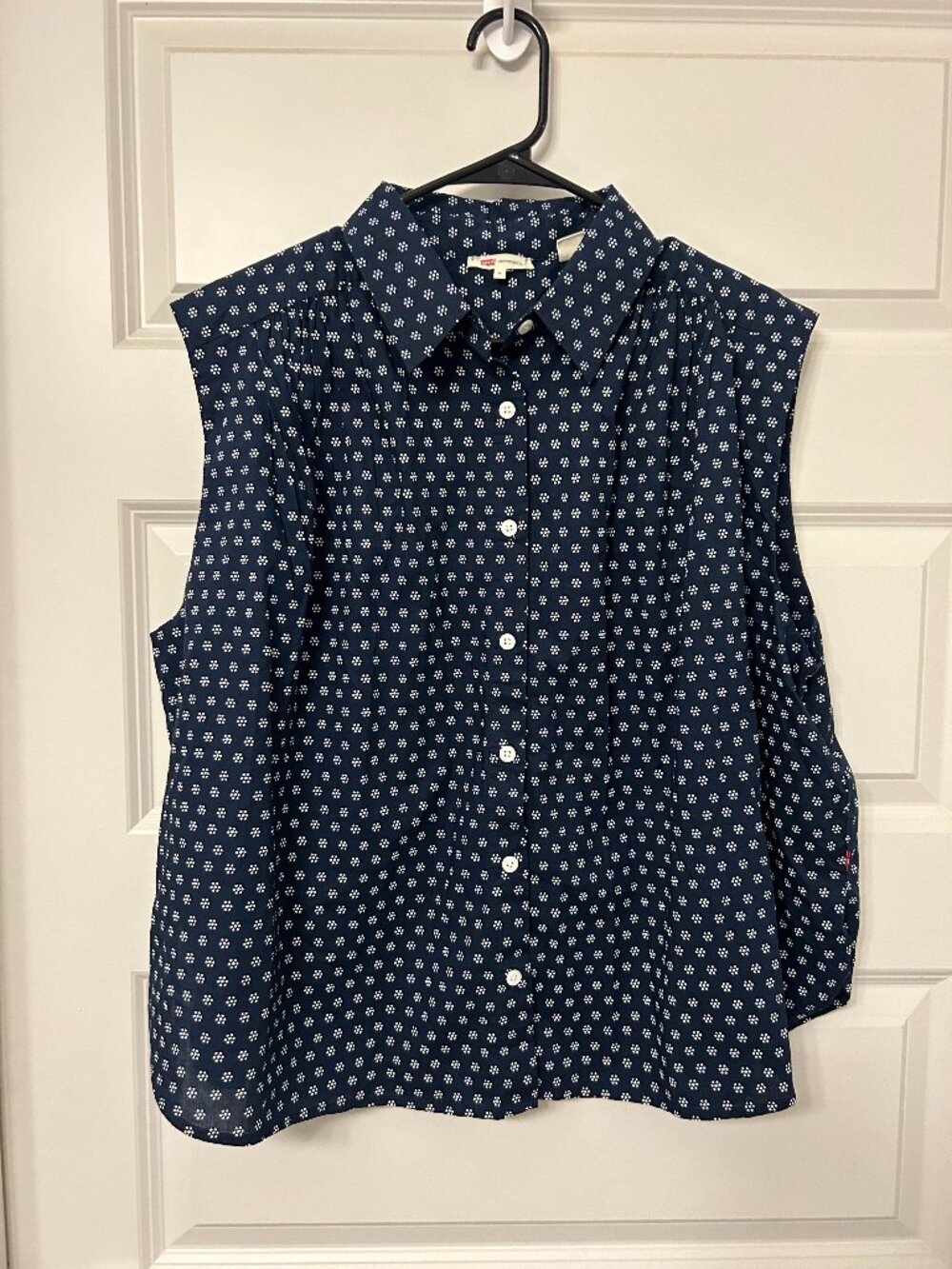 Levi’s Navy Floral Sleeveless Button Down Blouse Size XL Ditsy Print Boho Casual